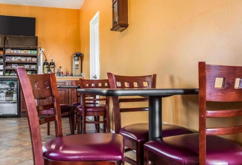 فندق Econo Lodge Inn & Suites Airport