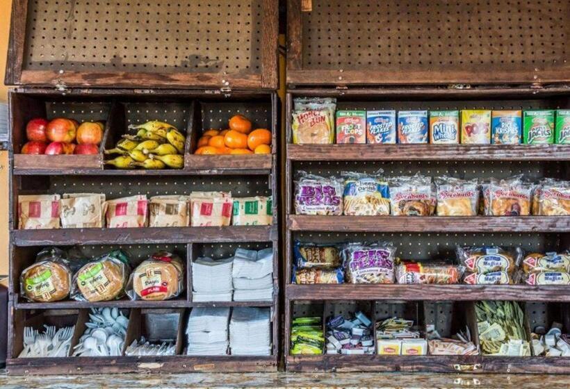 فندق Econo Lodge Inn & Suites Airport