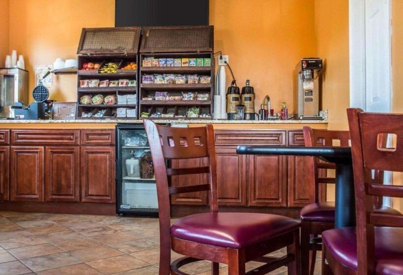 فندق Econo Lodge Inn & Suites Airport