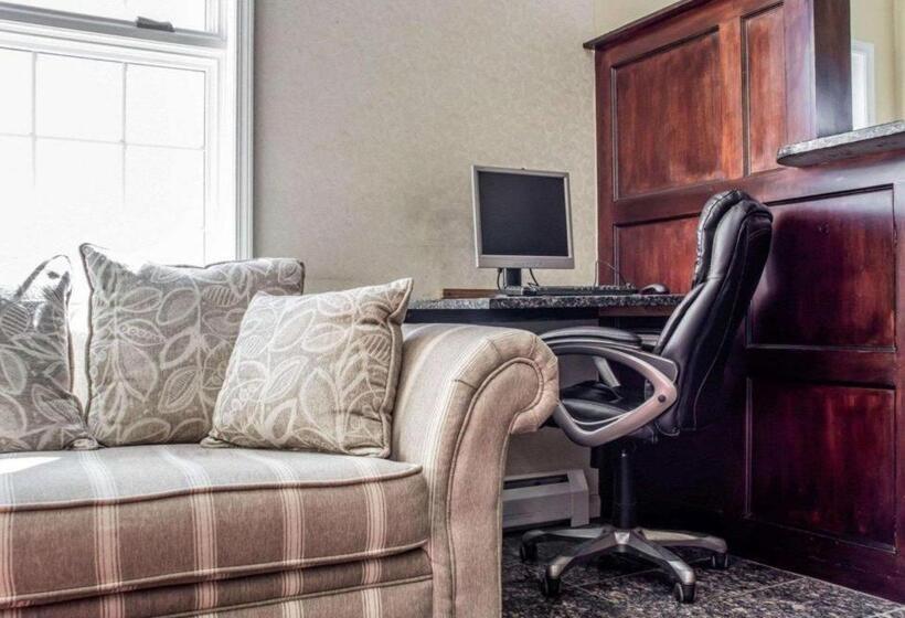 فندق Econo Lodge Inn & Suites Airport