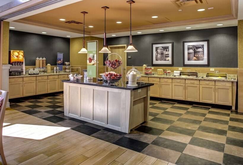 هتل Hampton Inn & Suites Dodge City