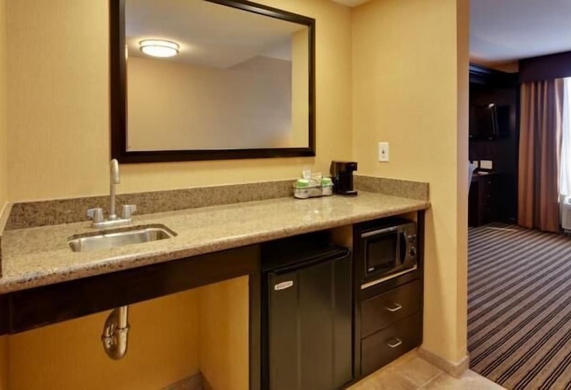 هتل Hampton Inn & Suites Fresno Northwest