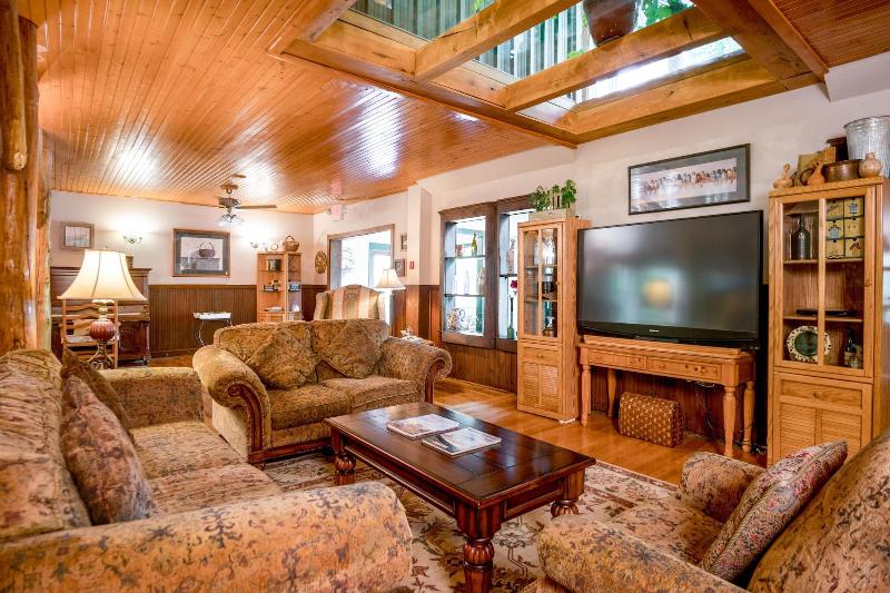 فندق Highland Lake Inn & Resort  Flat Rock