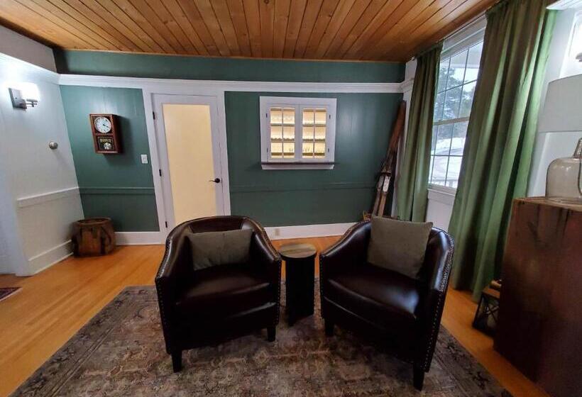 هتل The Lodge At Moosehead Lake