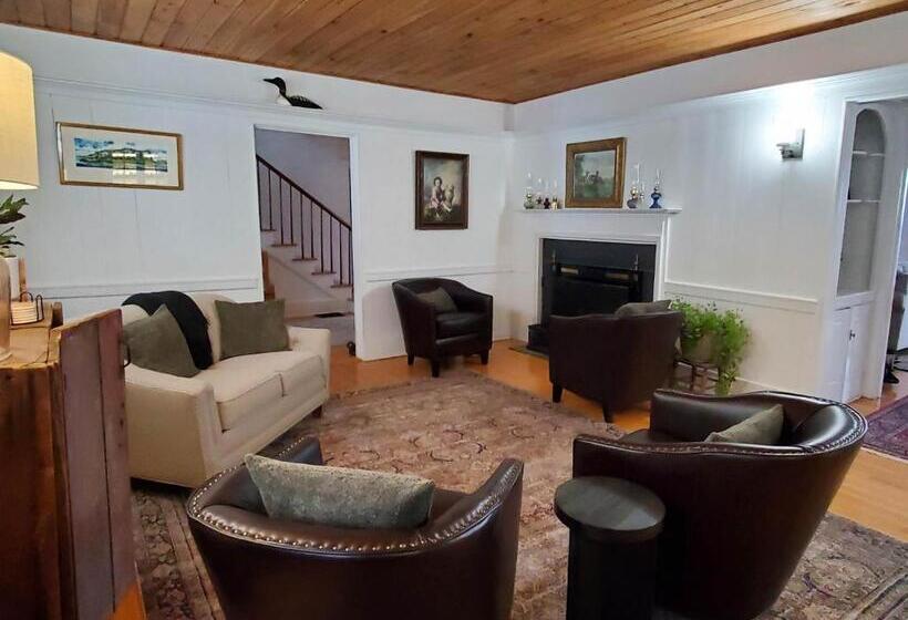 هتل The Lodge At Moosehead Lake