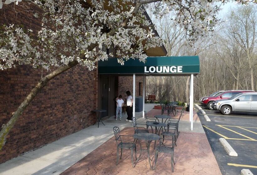 فندق Riverbank Lodge