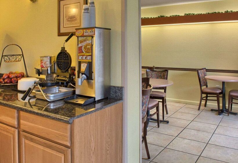 בית מלון כפרי Rodeway Inn  Richmond