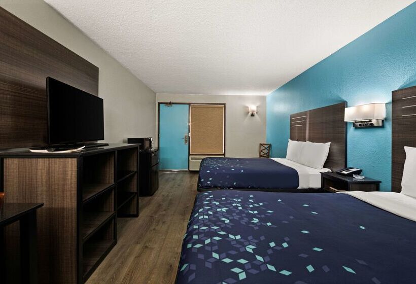 בית מלון כפרי Rodeway Inn  Richmond