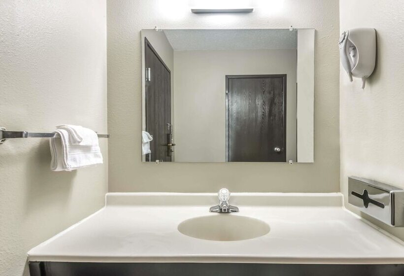 فندق Super 8 By Wyndham Kimball