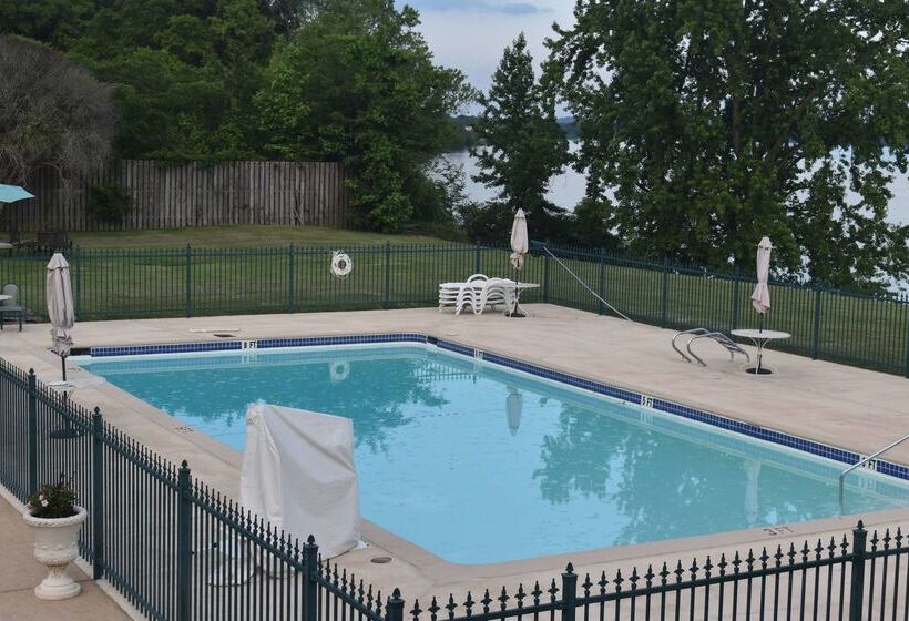 Отель Super 8 By Wyndham Riverside Al