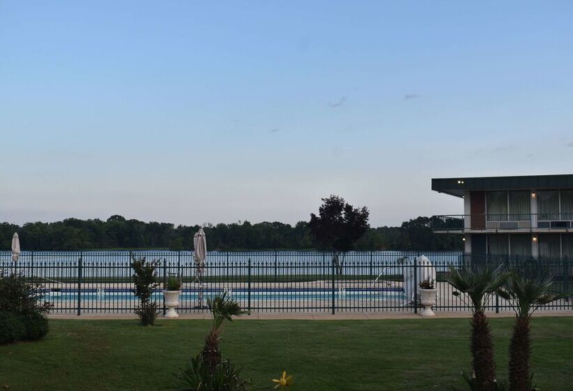 Отель Super 8 By Wyndham Riverside Al