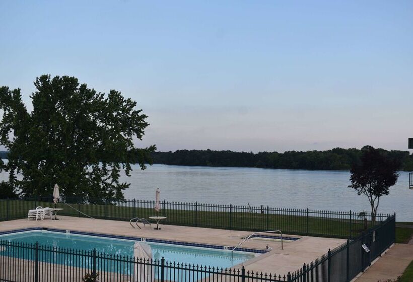 Отель Super 8 By Wyndham Riverside Al