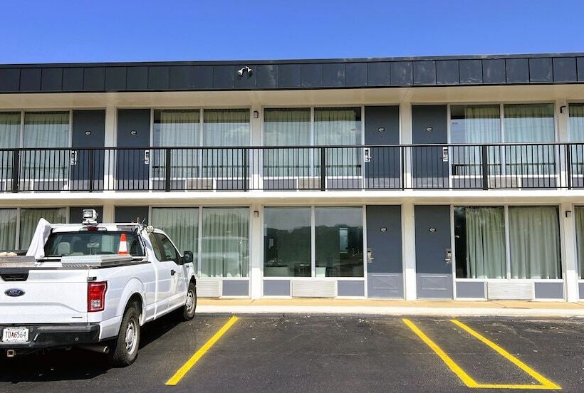 Отель Super 8 By Wyndham Riverside Al