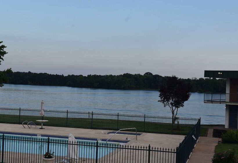 Отель Super 8 By Wyndham Riverside Al