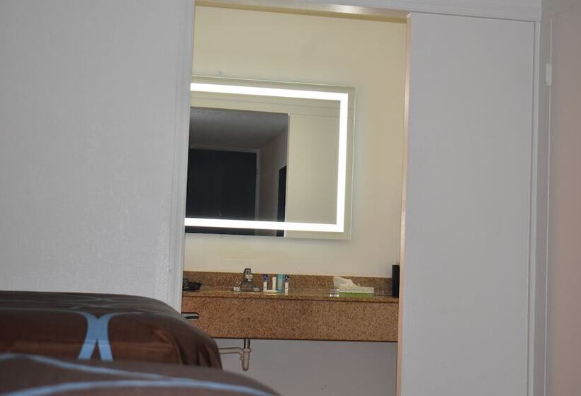 Отель Super 8 By Wyndham Riverside Al