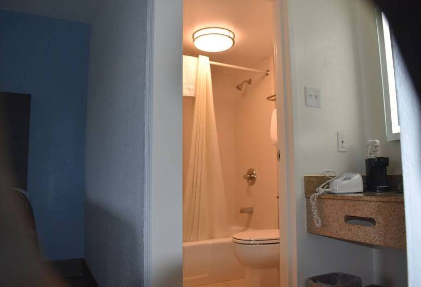 Отель Super 8 By Wyndham Riverside Al