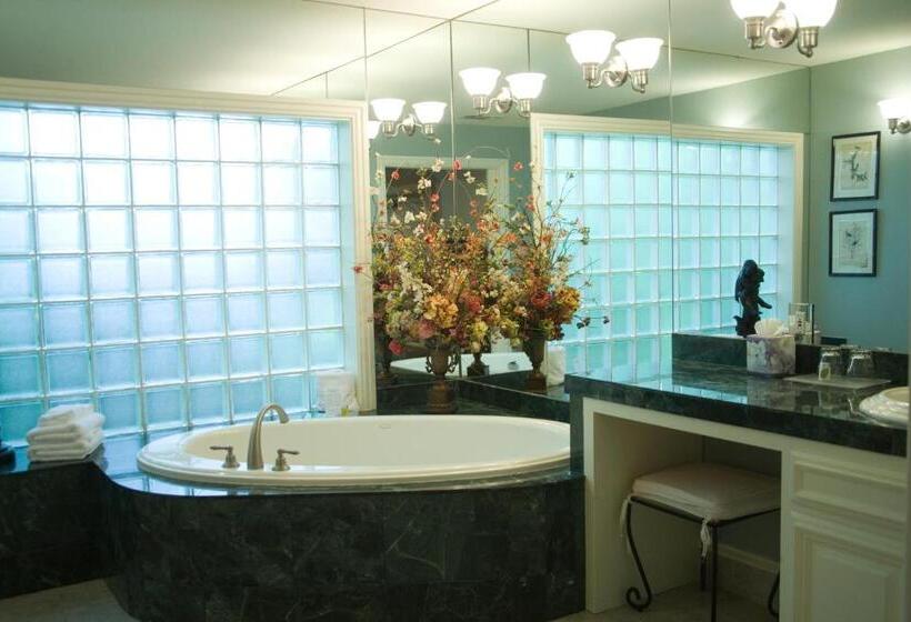 فندق The Sanford House Inn & Spa