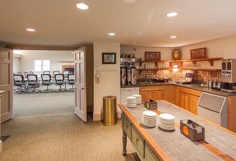 فندق Warren Conference Center And Inn