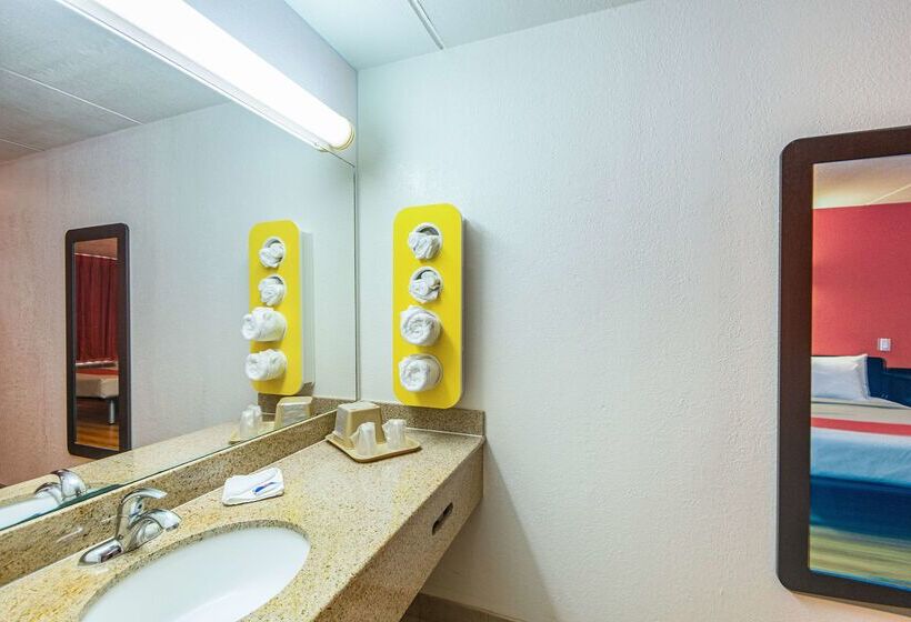 Motel 6 Cleveland, Tx