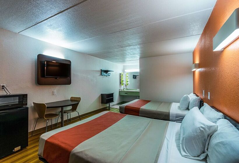 Motel 6 Cleveland, Tx