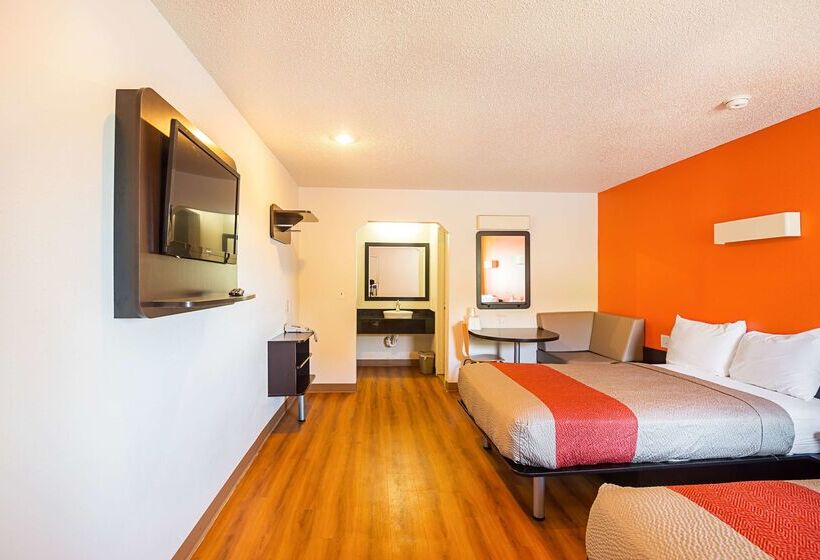 Motel 6blue Springs, Mo