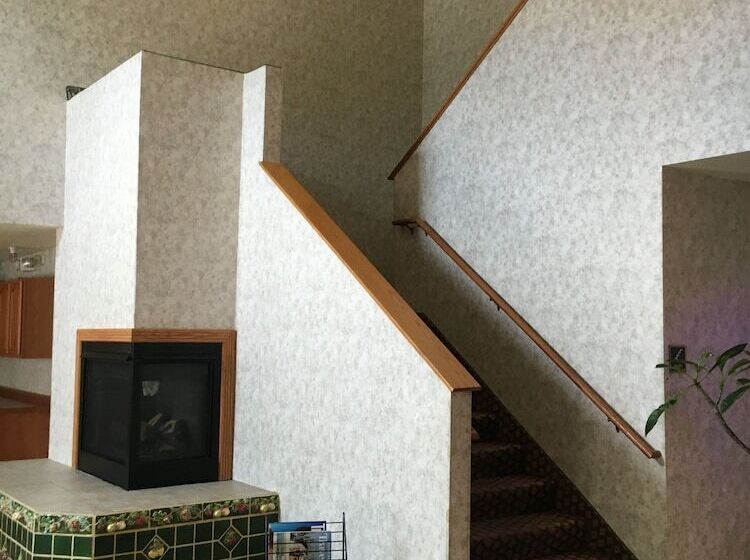 فندق على الطريق Budget Host Inn