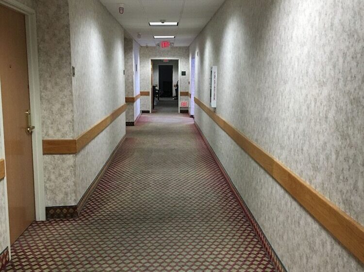 فندق على الطريق Budget Host Inn