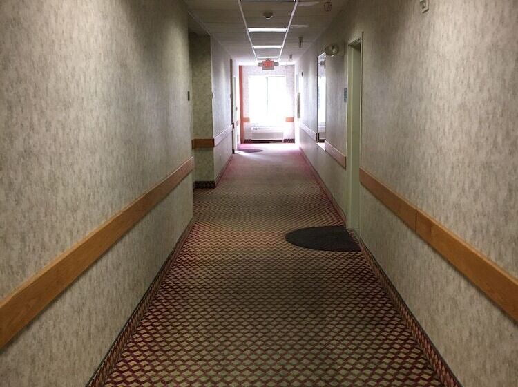 فندق على الطريق Budget Host Inn