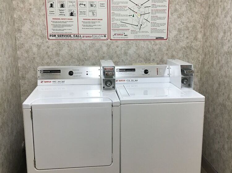 فندق على الطريق Budget Host Inn