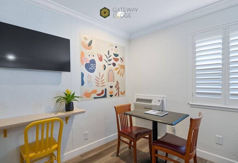 فندق على الطريق Gateway Lodge