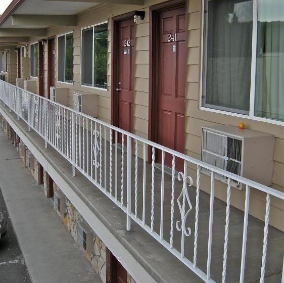 فندق على الطريق Royal Motor Inn