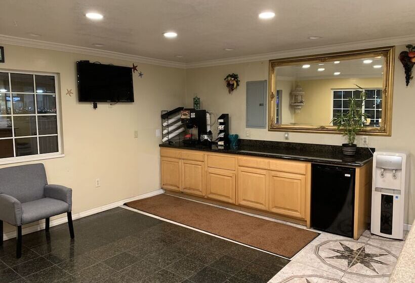 فندق على الطريق Sand Castle Inn