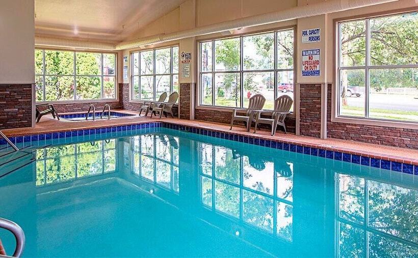 モーテル Seasons Inn Traverse City