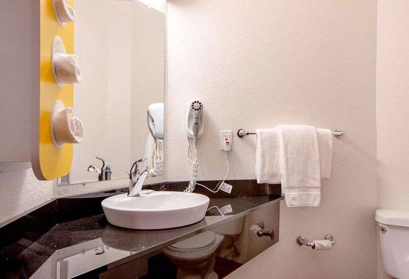 モーテル Seasons Inn Traverse City