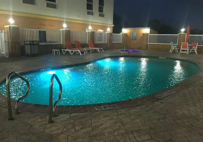 בית מלון כפרי Best Western Ingleside Inn & Suites