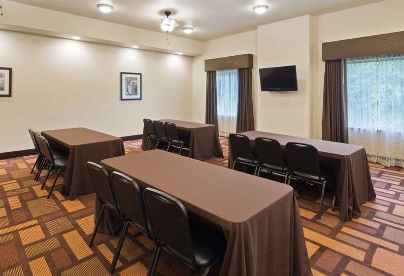 Отель Best Western Plus Goliad Inn & Suites