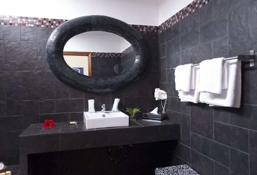 Birdcage Gay Men Resort and Lifestyle