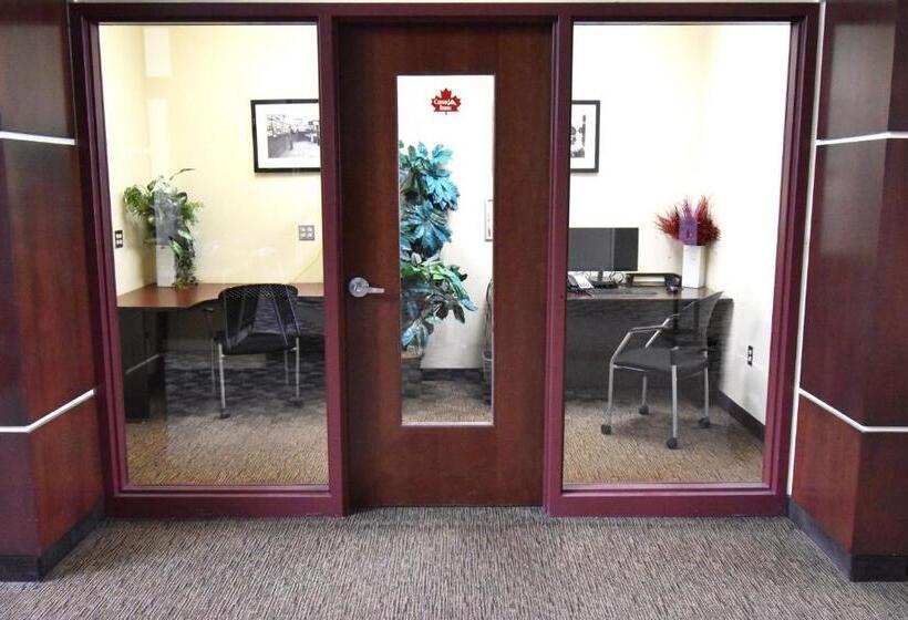 בית מלון כפרי Canad Inns Destination Center Grand Forks