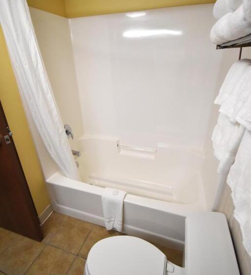 בית מלון כפרי Canad Inns Destination Center Grand Forks