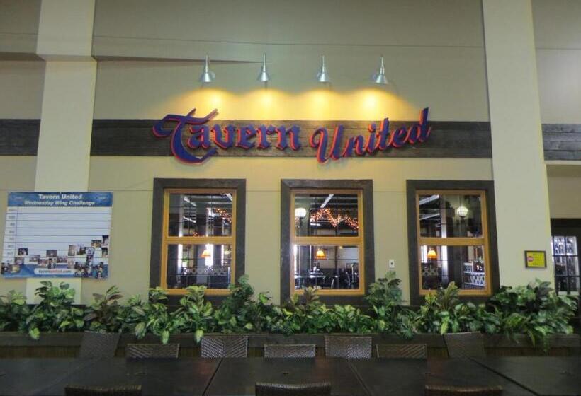 בית מלון כפרי Canad Inns Destination Center Grand Forks