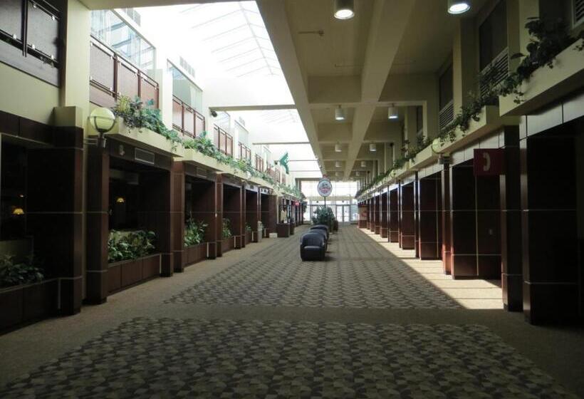 בית מלון כפרי Canad Inns Destination Center Grand Forks