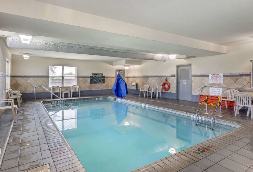 Отель Comfort Inn & Suites