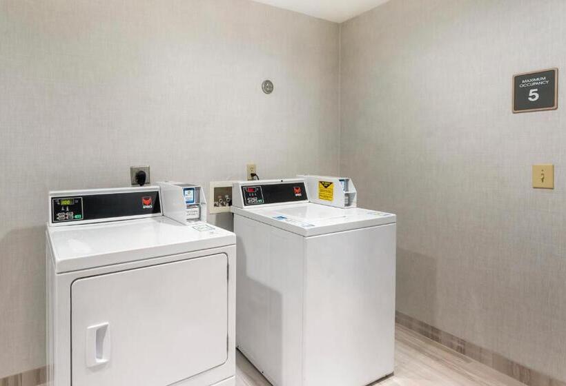 酒店 Comfort Inn & Suites Hampton Near Coliseum