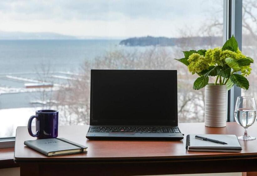 فندق Courtyard Burlington Harbor