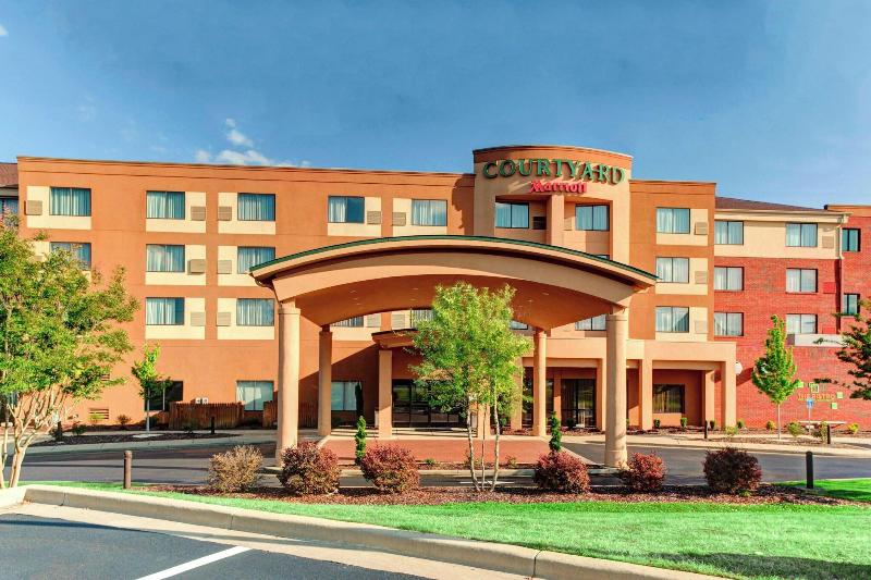 هتل Courtyard By Marriott Anniston Oxford