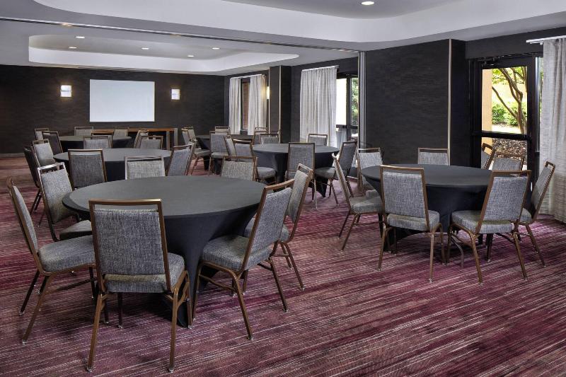 هتل Courtyard By Marriott Anniston Oxford