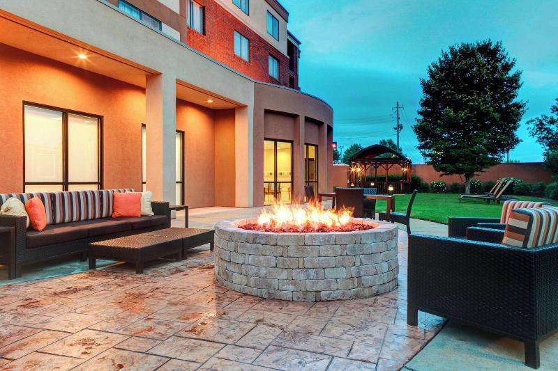 هتل Courtyard By Marriott Anniston Oxford