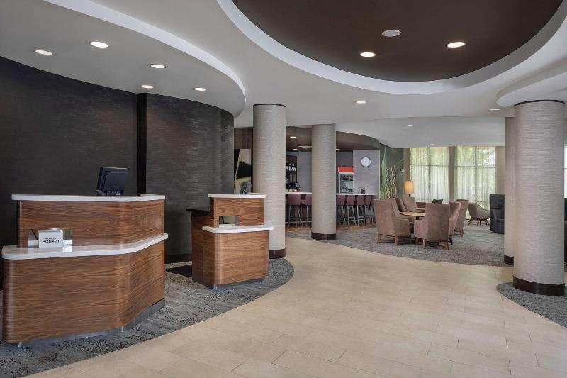 هتل Courtyard By Marriott Anniston Oxford