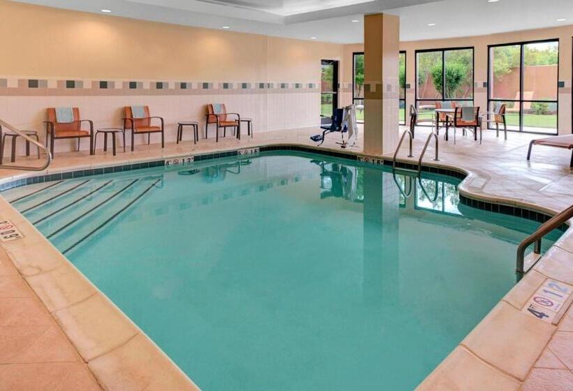 هتل Courtyard By Marriott Anniston Oxford