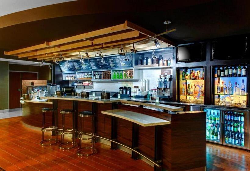 هتل Courtyard By Marriott Anniston Oxford